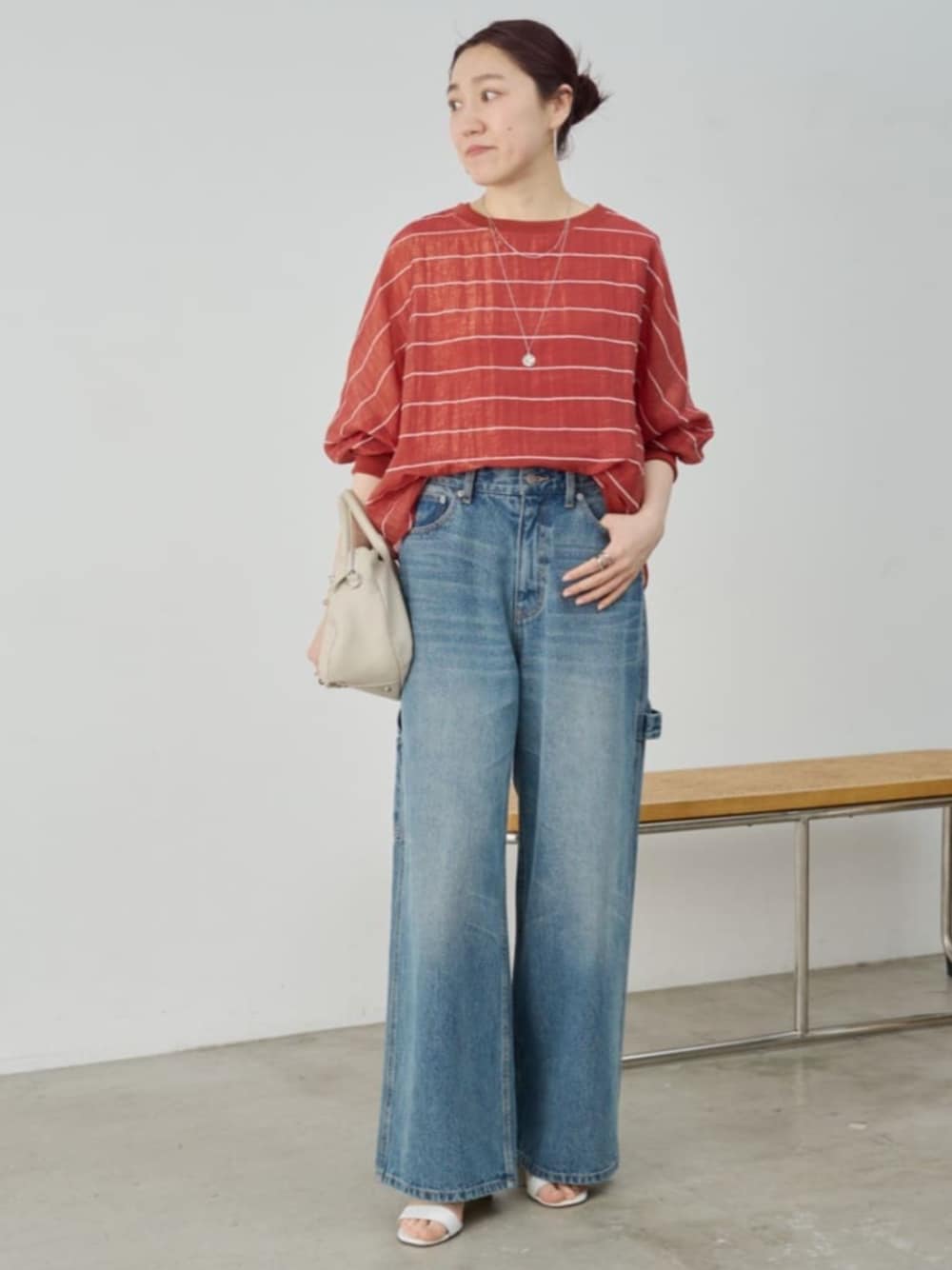 ブルー系のその他パンツ、レッド系のシャツ/ブラウスを着用したレディースの春コーディネートの1枚目の写真