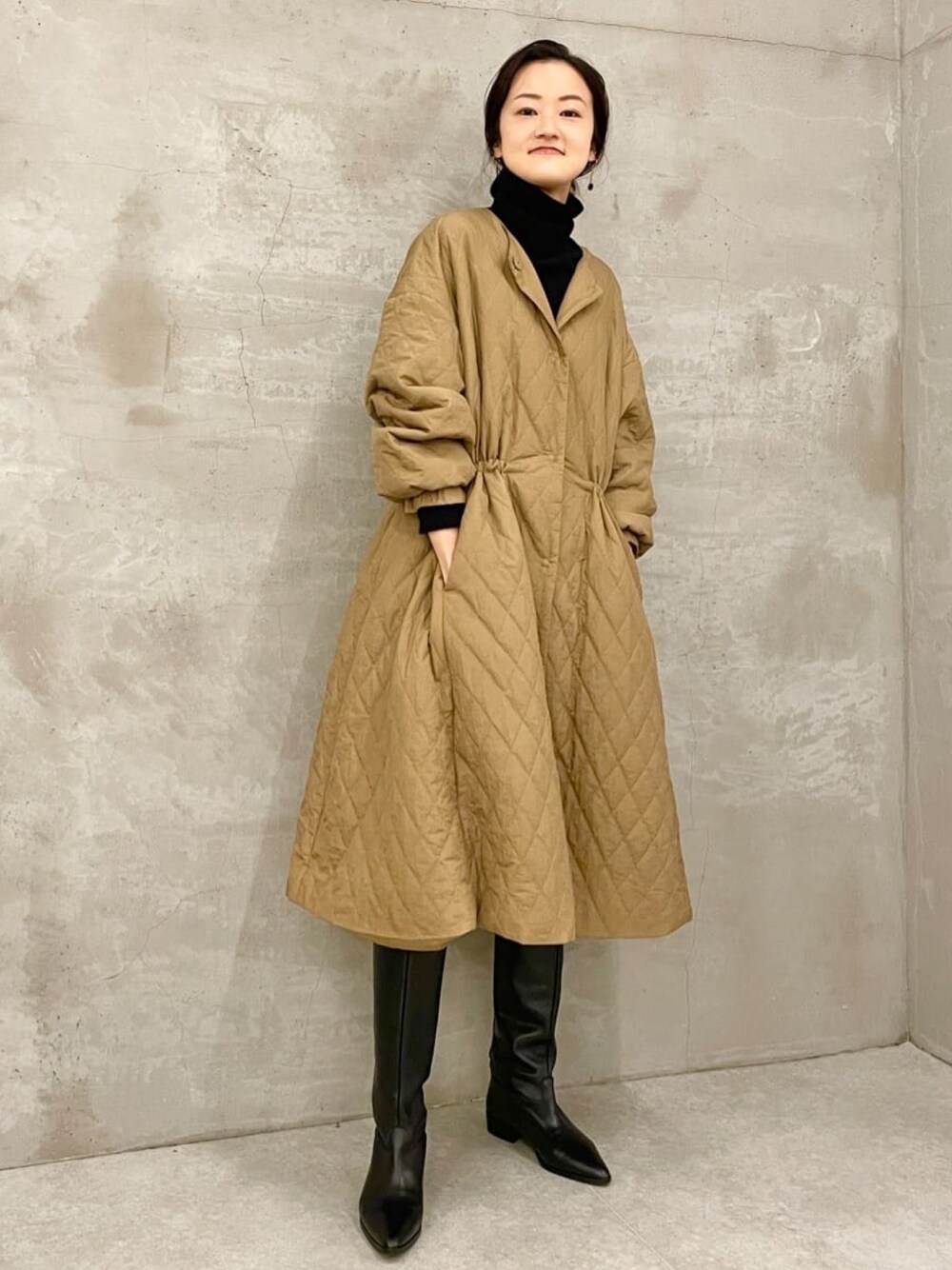 イエロー系のその他アウター、ブラック系のニット/セーター、ブラック系のその他シューズを着用したレディースの秋コーディネートの1枚目の写真