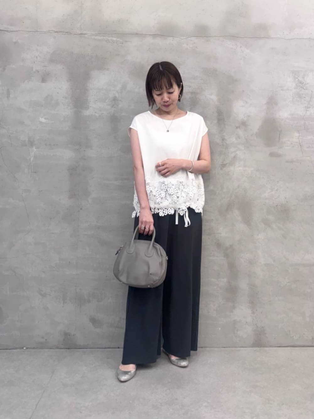 グレー系のその他パンツ、グレー系のボストンバッグ、ホワイト系のTシャツ/カットソーを着用したレディースの春コーディネートの1枚目の写真