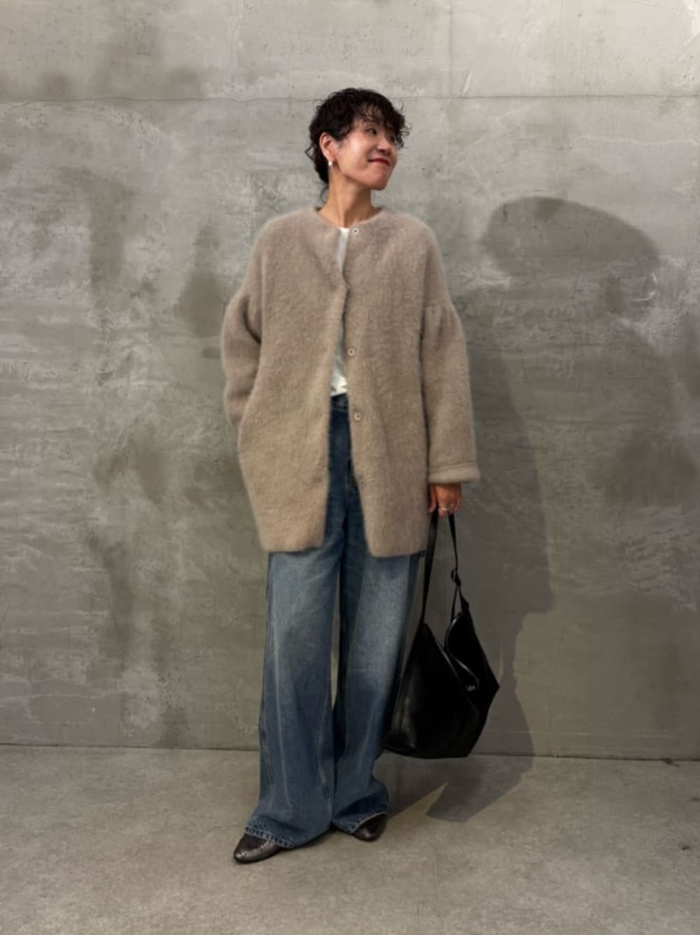 ブルー系のその他パンツ、ブラウン系のその他アウター、ブラック系のショルダーバッグを着用したレディースの夏コーディネートの1枚目の写真