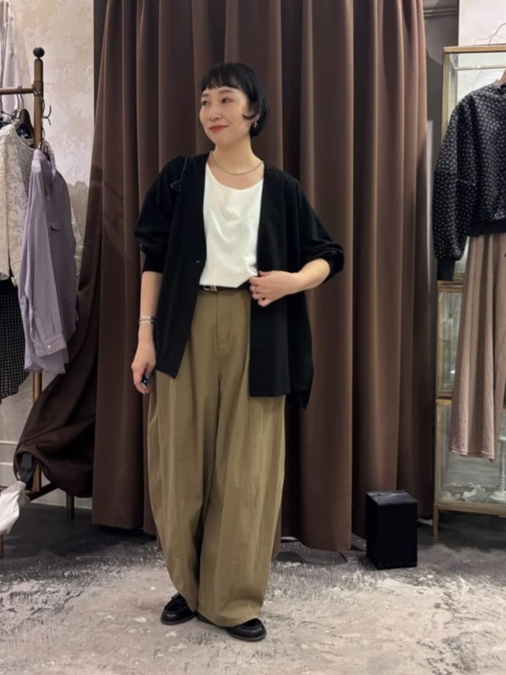 イエロー系のその他パンツ、ホワイト系のキャミソール、ブラック系のその他アウターを着用したレディースの春コーディネートの1枚目の写真