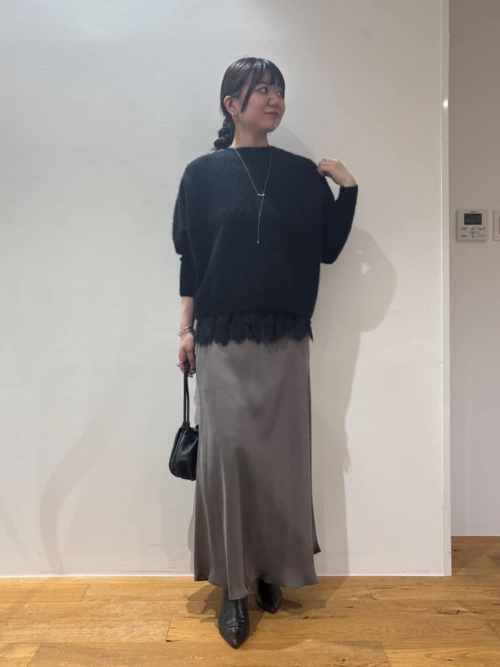 ブラック系のタンクトップを着用したレディースの夏コーディネートの1枚目の写真