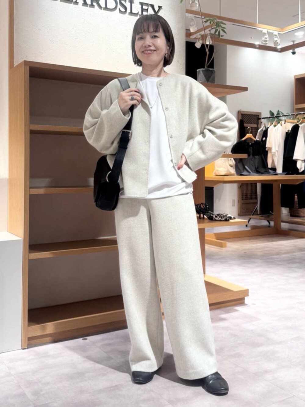 ホワイト系のシャツ/ブラウス、ベージュ系のその他アウター、ベージュ系のその他パンツを着用したレディースの秋コーディネートの1枚目の写真