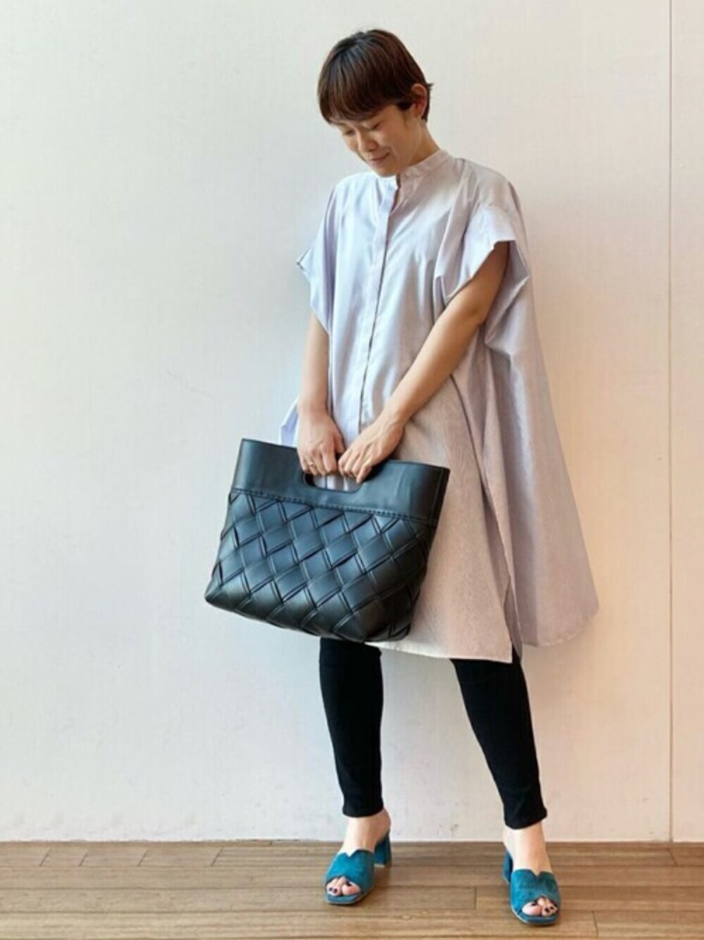 ブルー系のワンピース、ブラック系のその他パンツ、ブラック系のトートバッグを着用したレディースの夏コーディネートの1枚目の写真