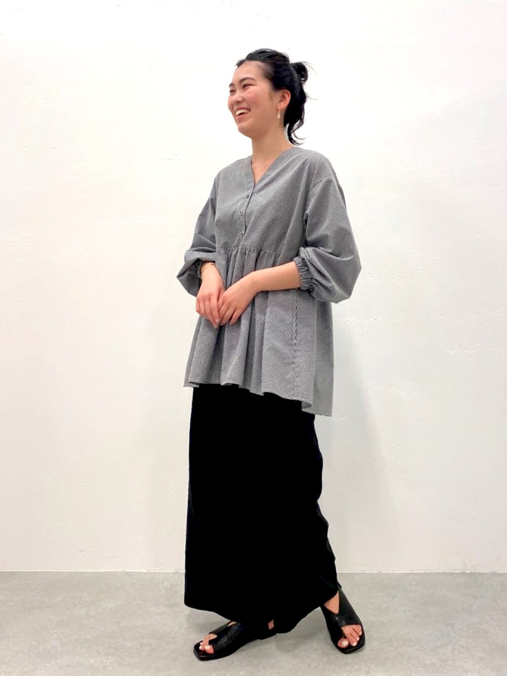 ブラック系のシャツ/ブラウス、ブラック系のその他パンツ、ブラック系のその他シューズを着用したレディースの春コーディネートの1枚目の写真