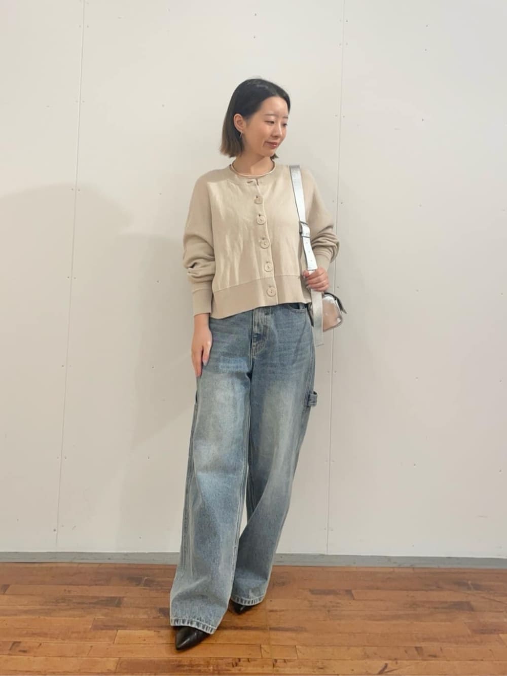 ブルー系のデニムパンツ、ベージュ系のカーディガン/ボレロを着用したレディースの夏コーディネートの1枚目の写真