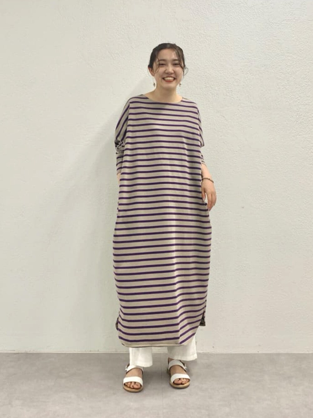 ブラウン系のTシャツ/カットソー、ホワイト系のその他パンツを着用したレディースの夏コーディネートの1枚目の写真