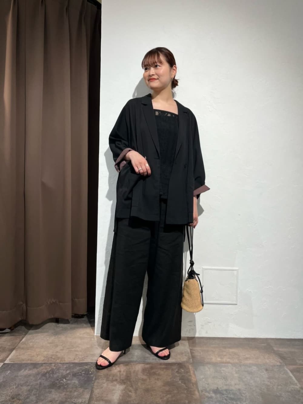 ブラック系のテーラードジャケット、ブラック系のシャツ/ブラウス、ブラック系のその他パンツを着用したレディースの春コーディネートの1枚目の写真