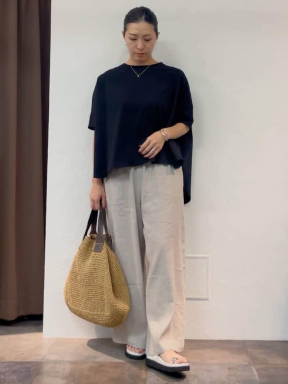 グレー系のその他パンツ、ブラック系のTシャツ/カットソーを着用したレディースの夏コーディネートの1枚目の写真