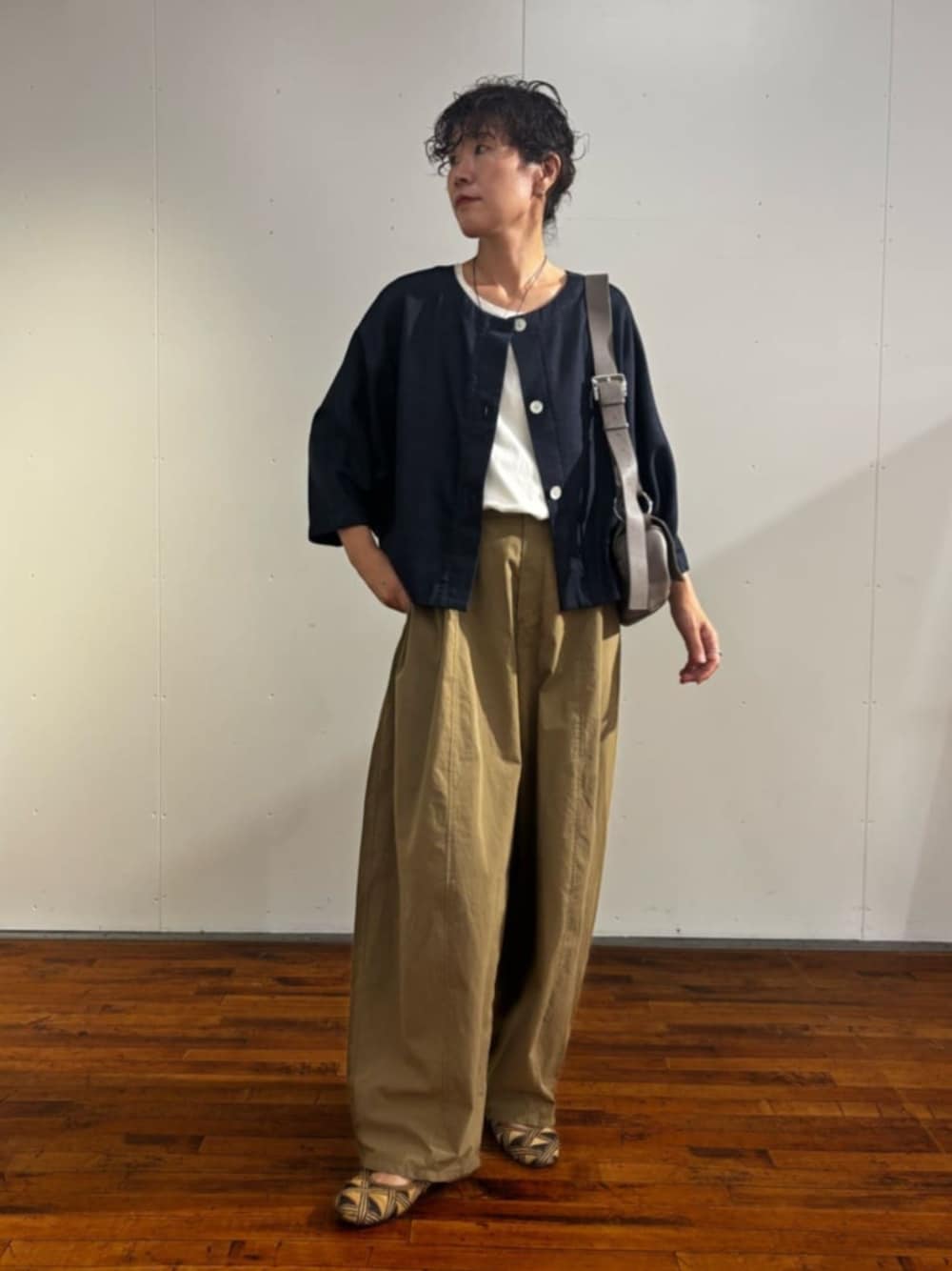 イエロー系のその他パンツ、ブルー系のシャツ/ブラウスを着用したレディースの夏コーディネートの1枚目の写真