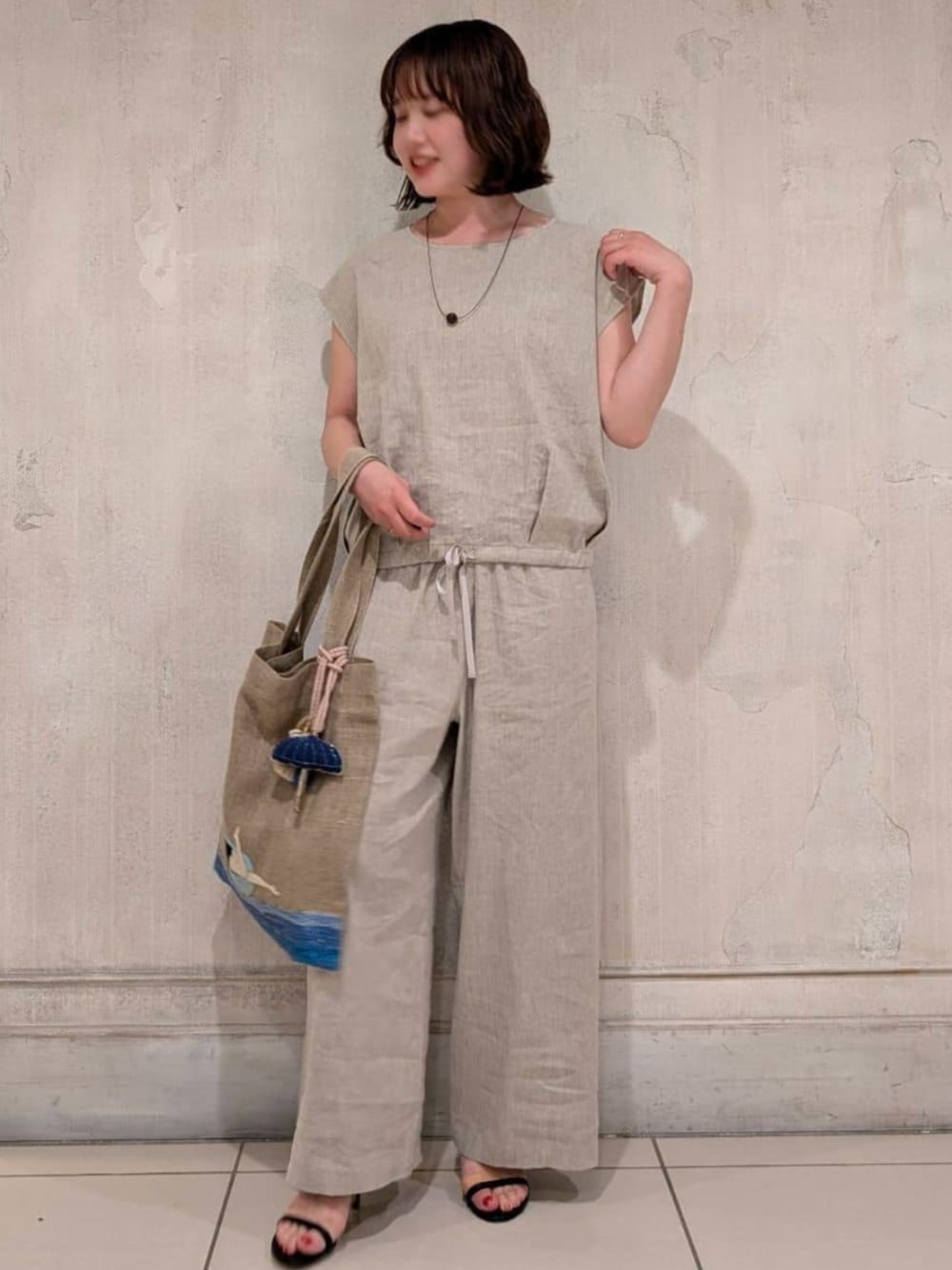 ベージュ系のシャツ/ブラウス、ベージュ系のその他パンツ、ブラウン系のリングを着用したレディースの夏コーディネートの1枚目の写真