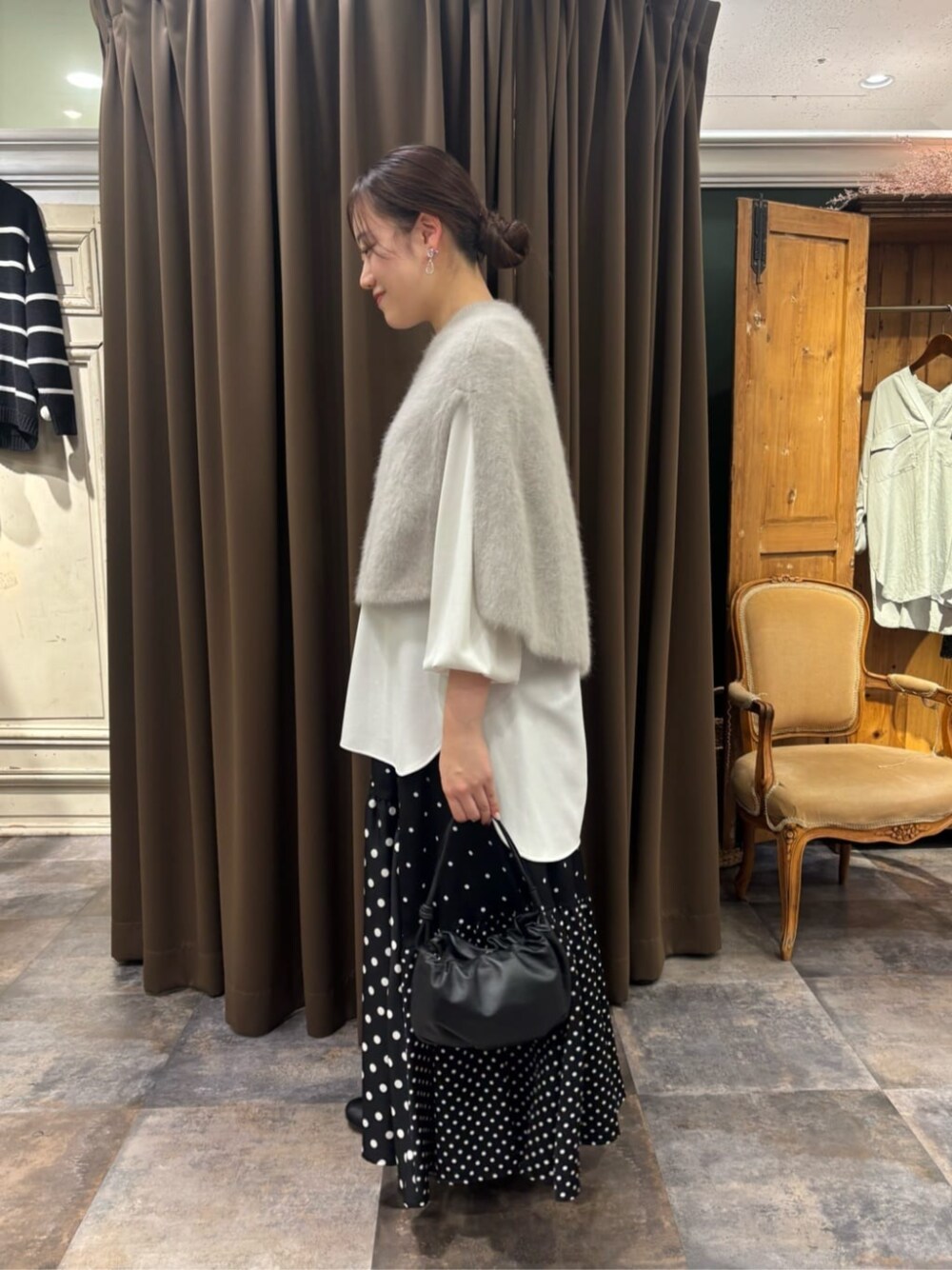 グレー系のニット/セーター、ホワイト系のシャツ/ブラウスを着用したレディースの冬コーディネートの1枚目の写真