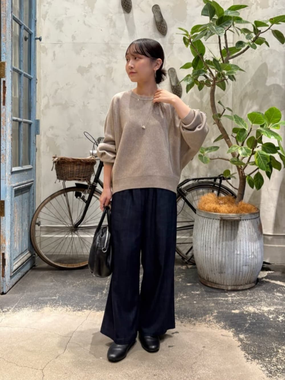 ブラック系のその他パンツ、ブラウン系のニット/セーターを着用したレディースの夏コーディネートの1枚目の写真