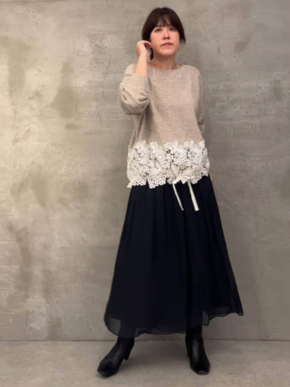 ブラック系のその他パンツ、ベージュ系のニット/セーターを着用したレディースの秋コーディネートの1枚目の写真