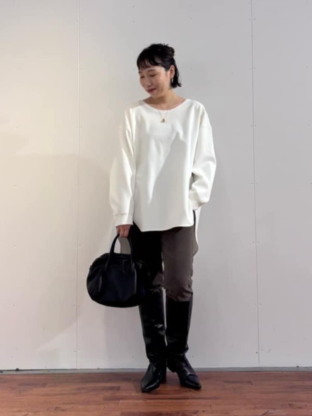 ブラック系のトートバッグ、グリーン系のその他パンツ、ホワイト系のシャツ/ブラウスを着用したレディースの秋コーディネートの1枚目の写真