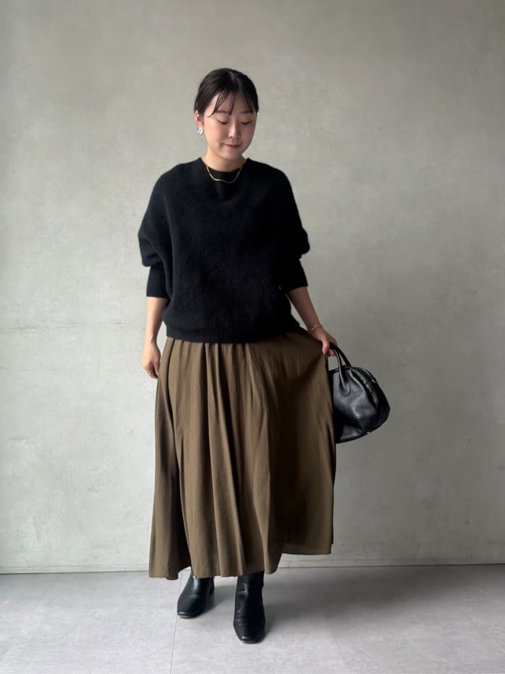 グリーン系のその他パンツ、ブラック系のニット/セーターを着用したレディースの夏コーディネートの1枚目の写真