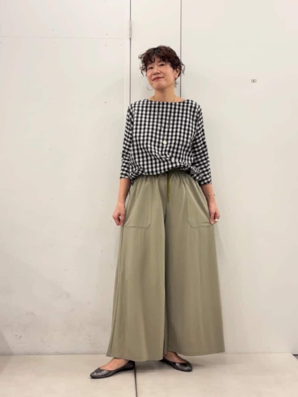 ブラック系のシャツ/ブラウス、グリーン系のその他パンツを着用したレディースの春コーディネートの1枚目の写真