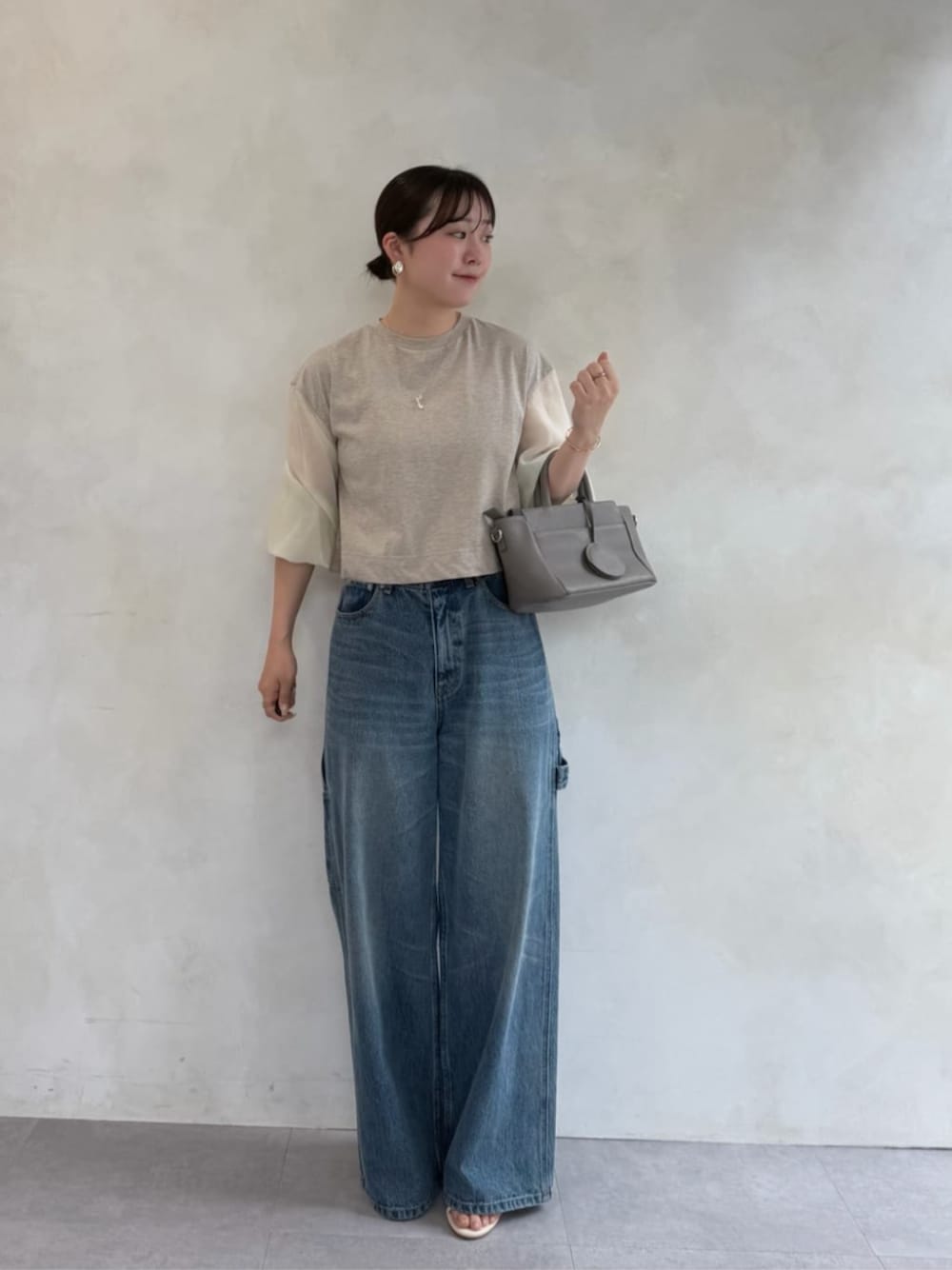 ブルー系のその他パンツ、ベージュ系のTシャツ/カットソーを着用したレディースの夏コーディネートの1枚目の写真
