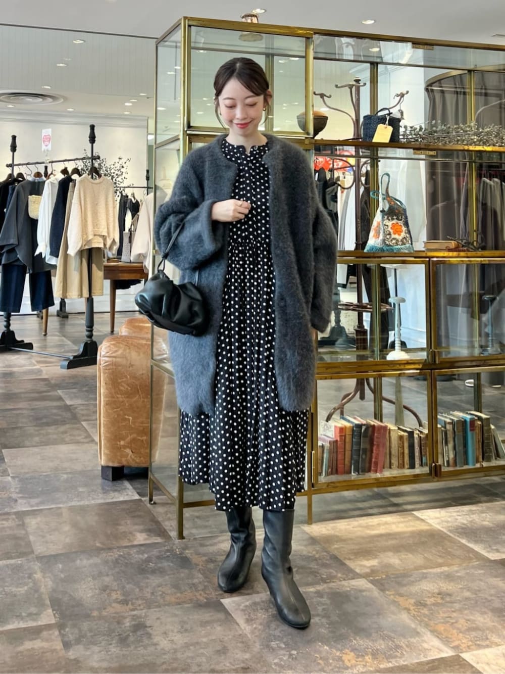 ブラック系のワンピース、グレー系のその他アウターを着用したレディースの夏コーディネートの1枚目の写真