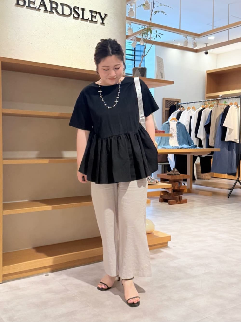 ブラック系のTシャツ/カットソー、シルバー系のリングを着用したレディースの春コーディネートの1枚目の写真