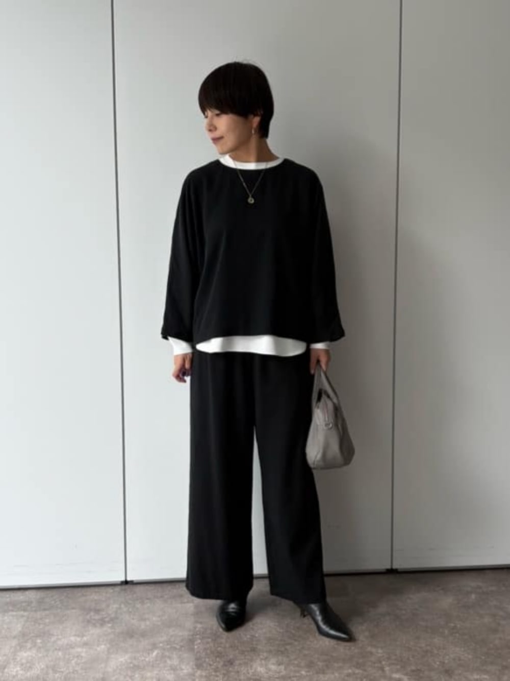 ブラック系のその他パンツ、ブラック系のシャツ/ブラウスを着用したレディースの夏コーディネートの1枚目の写真