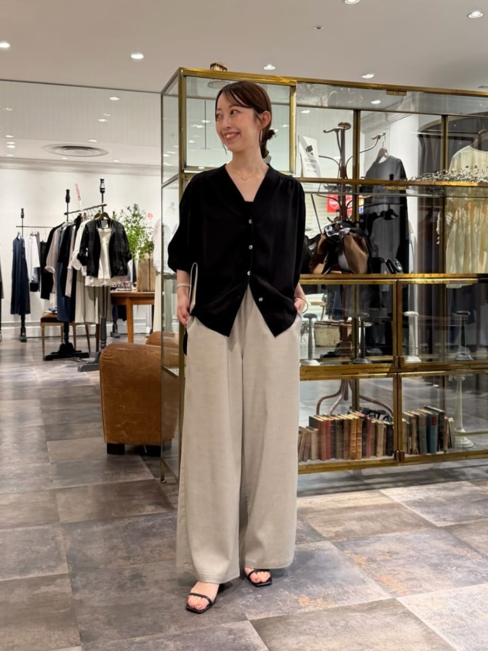 ブラック系のシャツ/ブラウス、グレー系のその他パンツを着用したレディースの夏コーディネートの1枚目の写真
