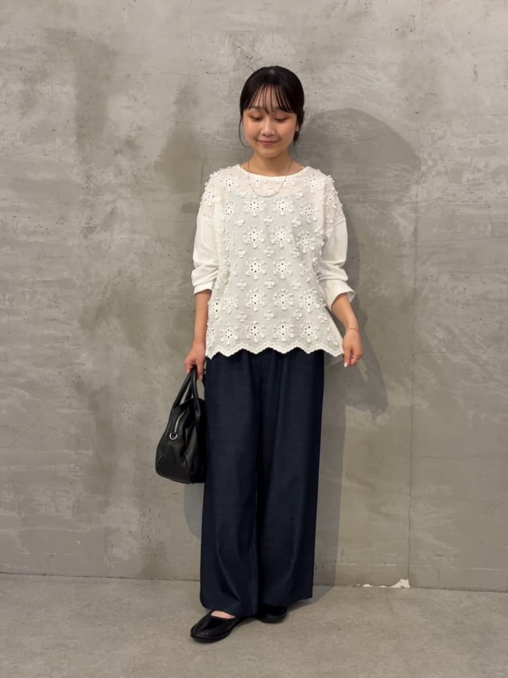 ブルー系のその他パンツ、ホワイト系のTシャツ/カットソーを着用したレディースの夏コーディネートの1枚目の写真