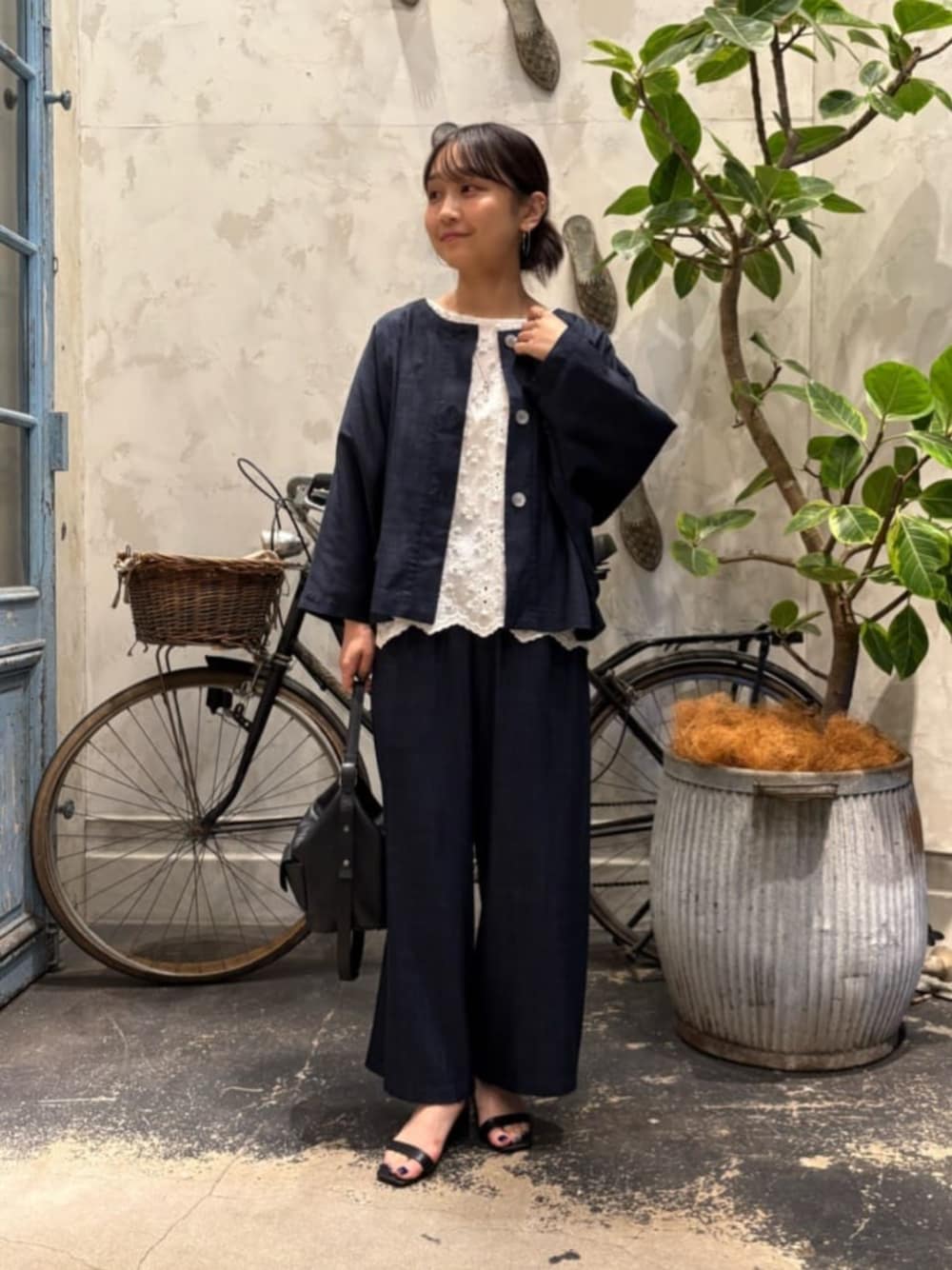 ホワイト系のTシャツ/カットソー、ブルー系のシャツ/ブラウス、ブルー系のその他パンツを着用したレディースの夏コーディネートの1枚目の写真