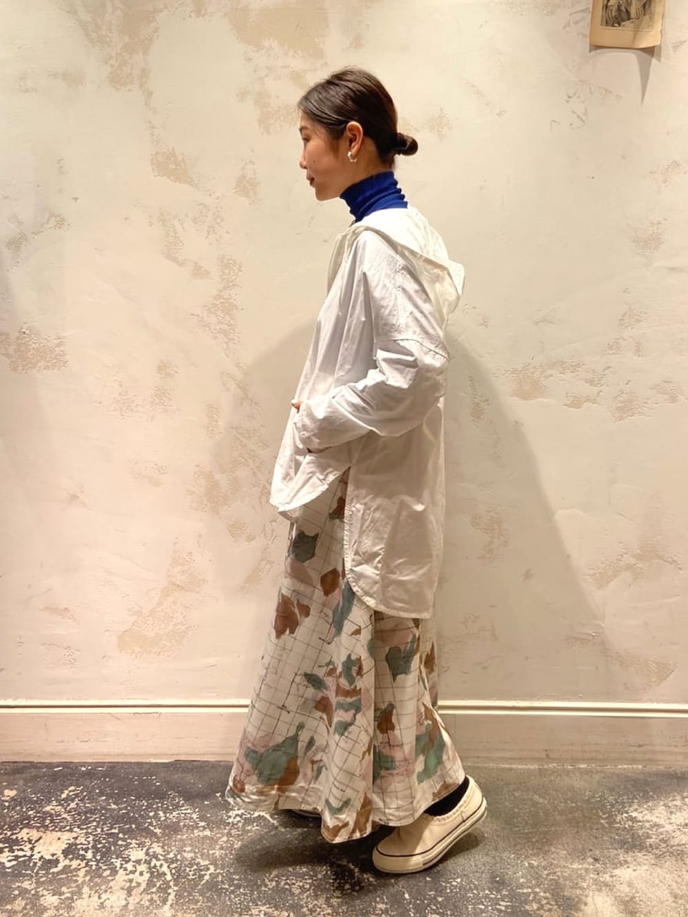 ホワイト系のスニーカー、ホワイト系のパーカー、ブルー系のTシャツ/カットソーを着用したレディースの春コーディネートの2枚目の写真