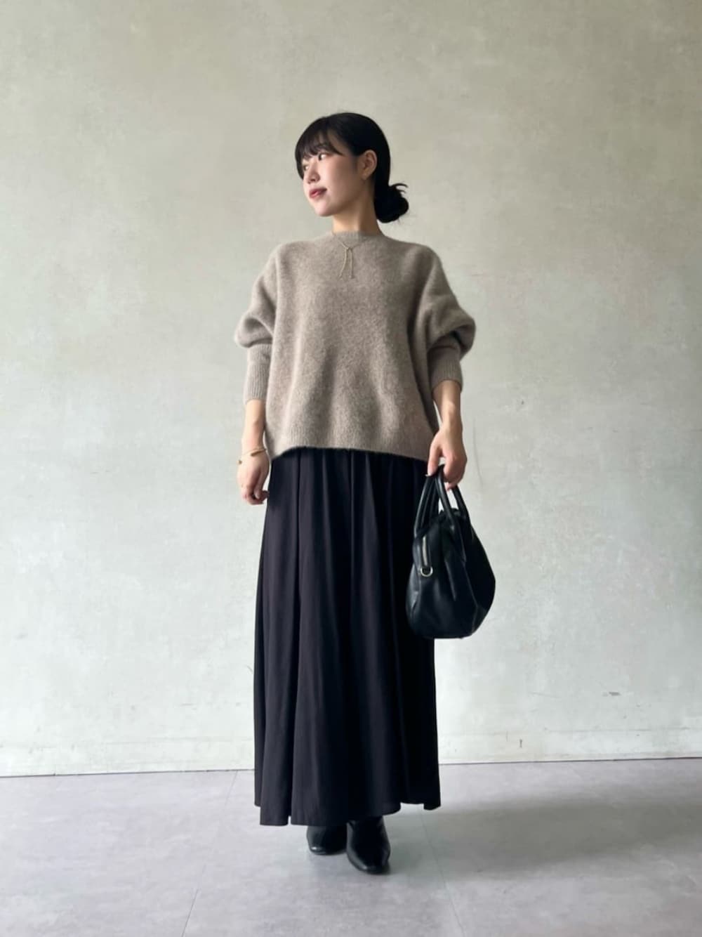 ブラウン系のニット/セーター、ブラック系のその他パンツを着用したレディースの夏コーディネートの1枚目の写真