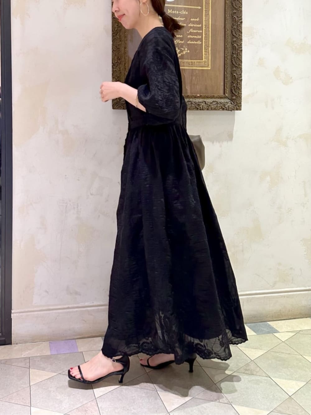 ブラック系のワンピースを着用したレディースの冬コーディネートの1枚目の写真