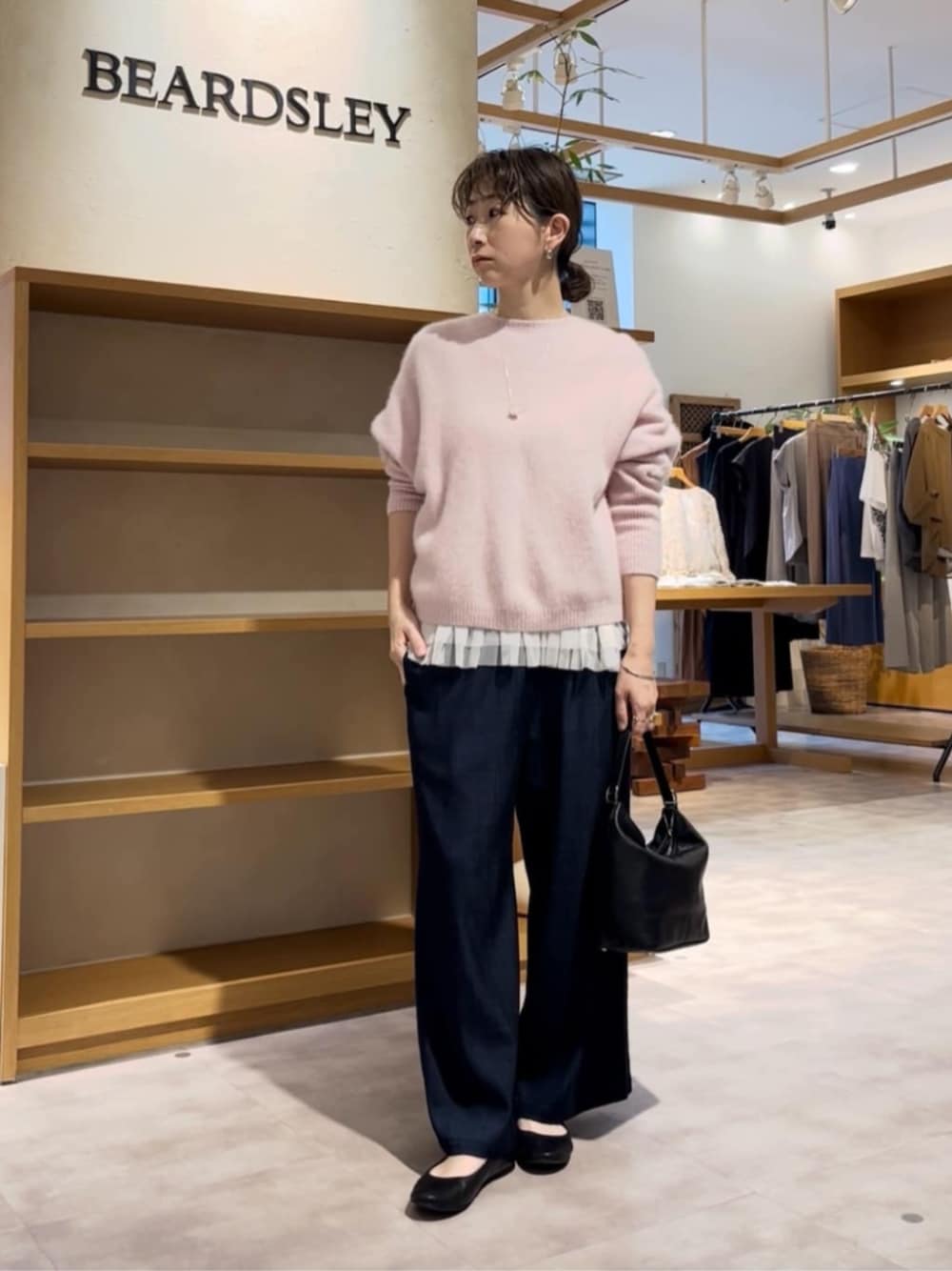 ブルー系のその他パンツ、ピンク系のニット/セーターを着用したレディースの夏コーディネートの1枚目の写真