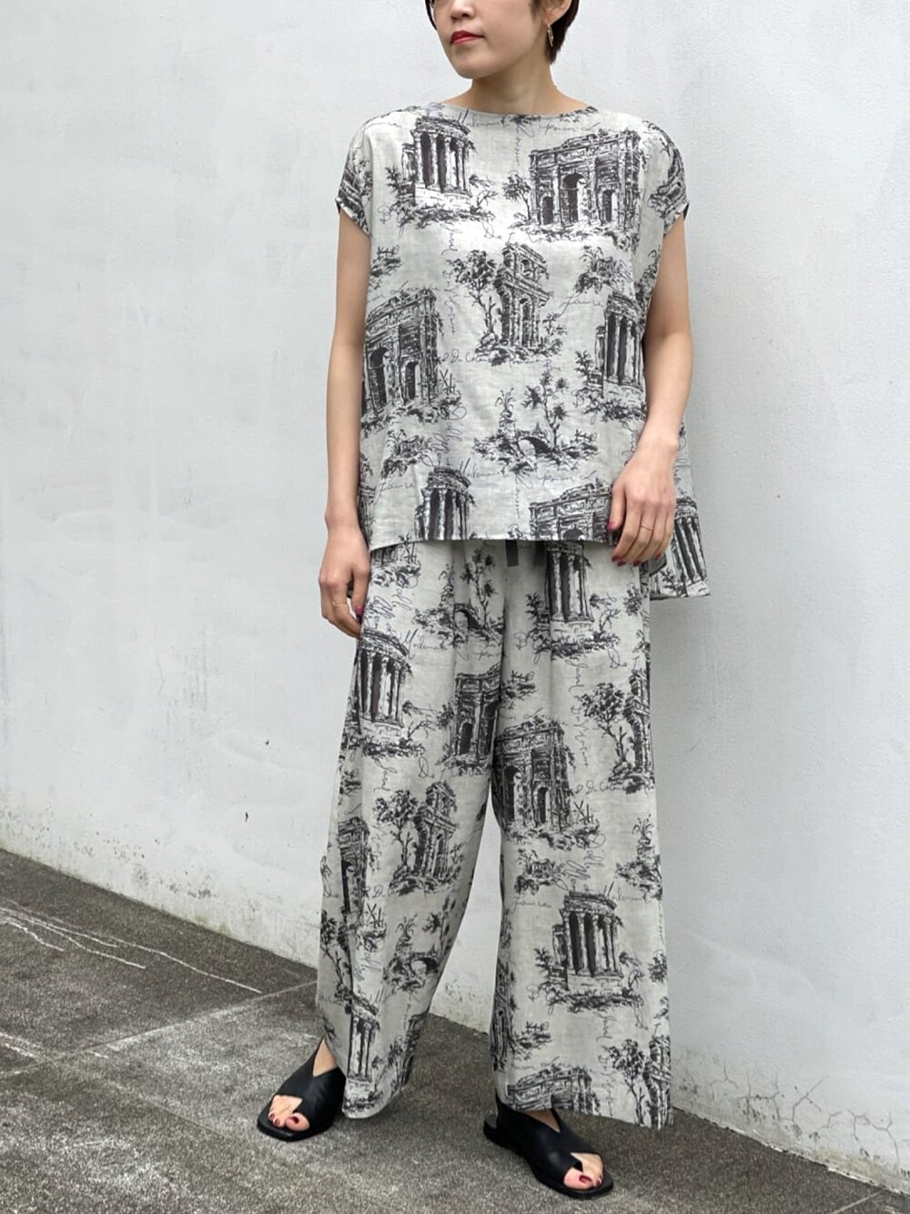 グレー系のシャツ/ブラウス、グレー系のその他パンツ、ブラック系のその他シューズを着用したレディースの春コーディネートの1枚目の写真