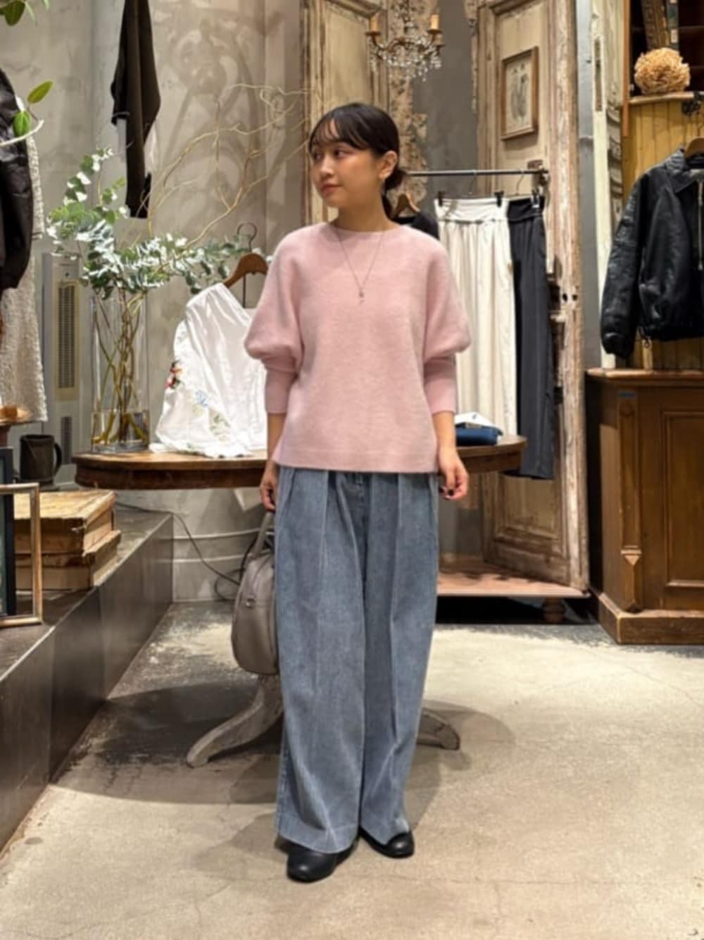 ピンク系のニット/セーター、ブルー系のその他パンツを着用したレディースの秋コーディネートの1枚目の写真