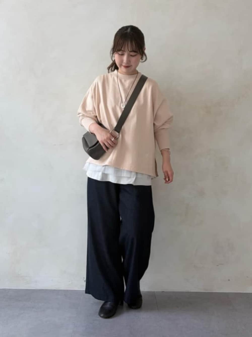 ブルー系のその他パンツ、ピンク系のTシャツ/カットソーを着用したレディースの夏コーディネートの1枚目の写真