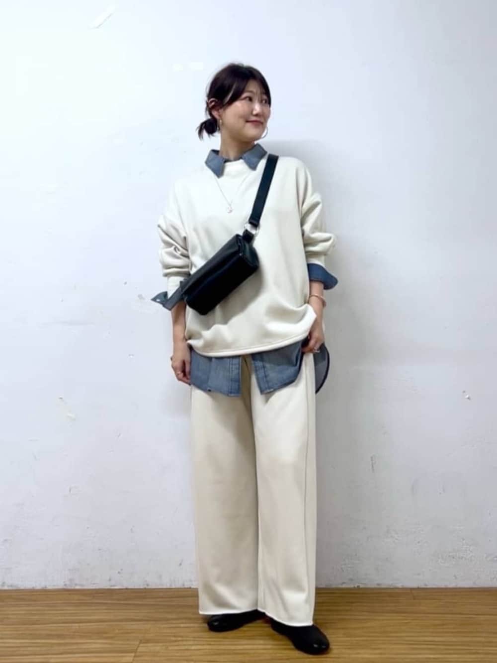 ブルー系のシャツ/ブラウス、ブラック系のショルダーバッグ、ホワイト系のTシャツ/カットソーを着用したレディースの秋コーディネートの1枚目の写真