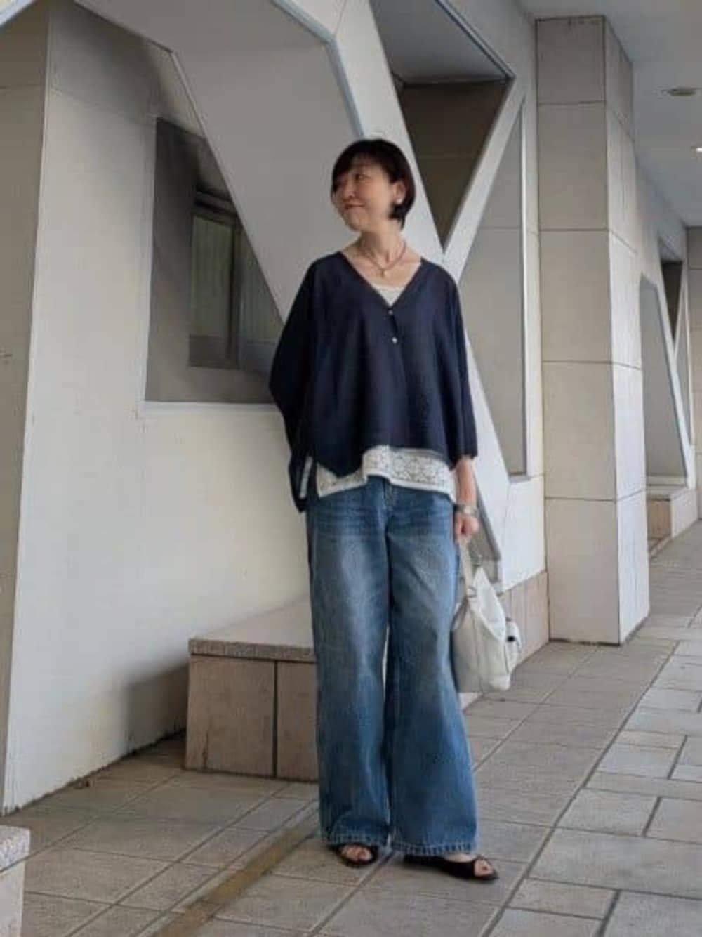ホワイト系のトートバッグ、ブルー系のその他パンツ、ホワイト系のシャツ/ブラウスを着用したレディースの春コーディネートの1枚目の写真