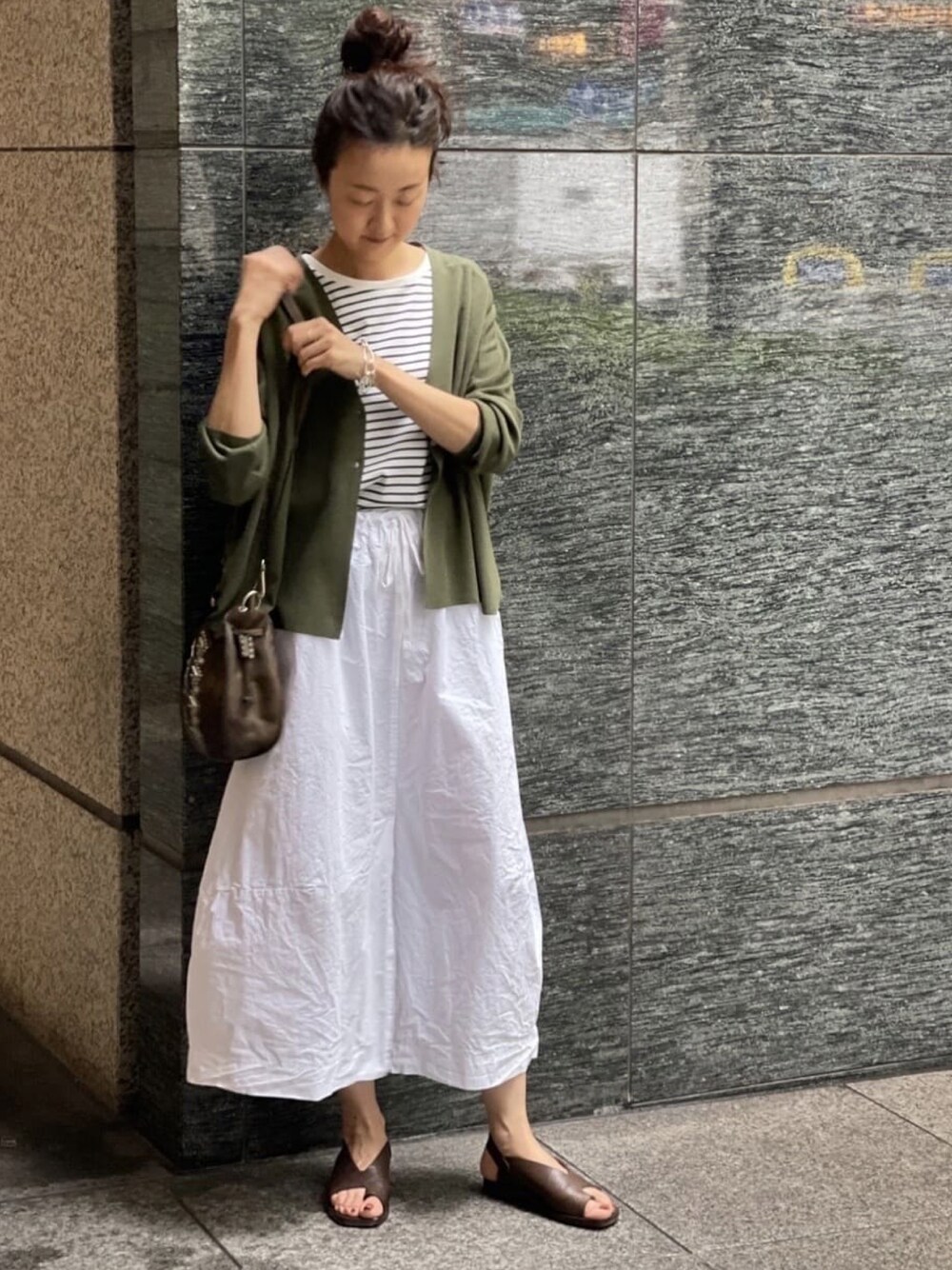 グリーン系のカーディガン/ボレロ、グリーン系のTシャツ/カットソー、グリーン系のショルダーバッグを着用したレディースの夏コーディネートの1枚目の写真