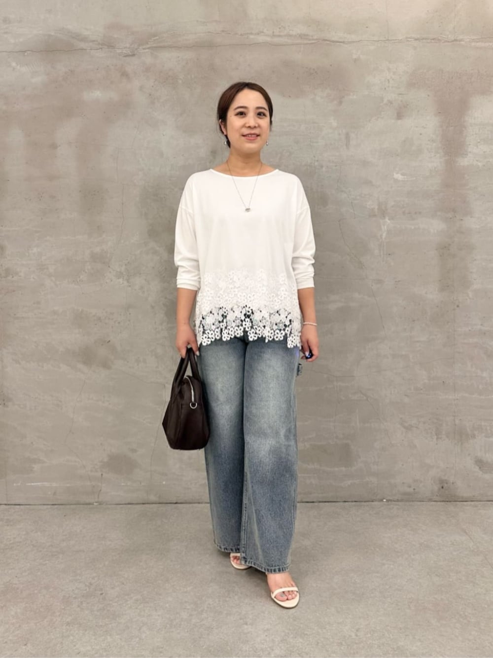 ブルー系のその他パンツ、ホワイト系のTシャツ/カットソー、ブラウン系のトートバッグを着用したレディースの夏コーディネートの1枚目の写真