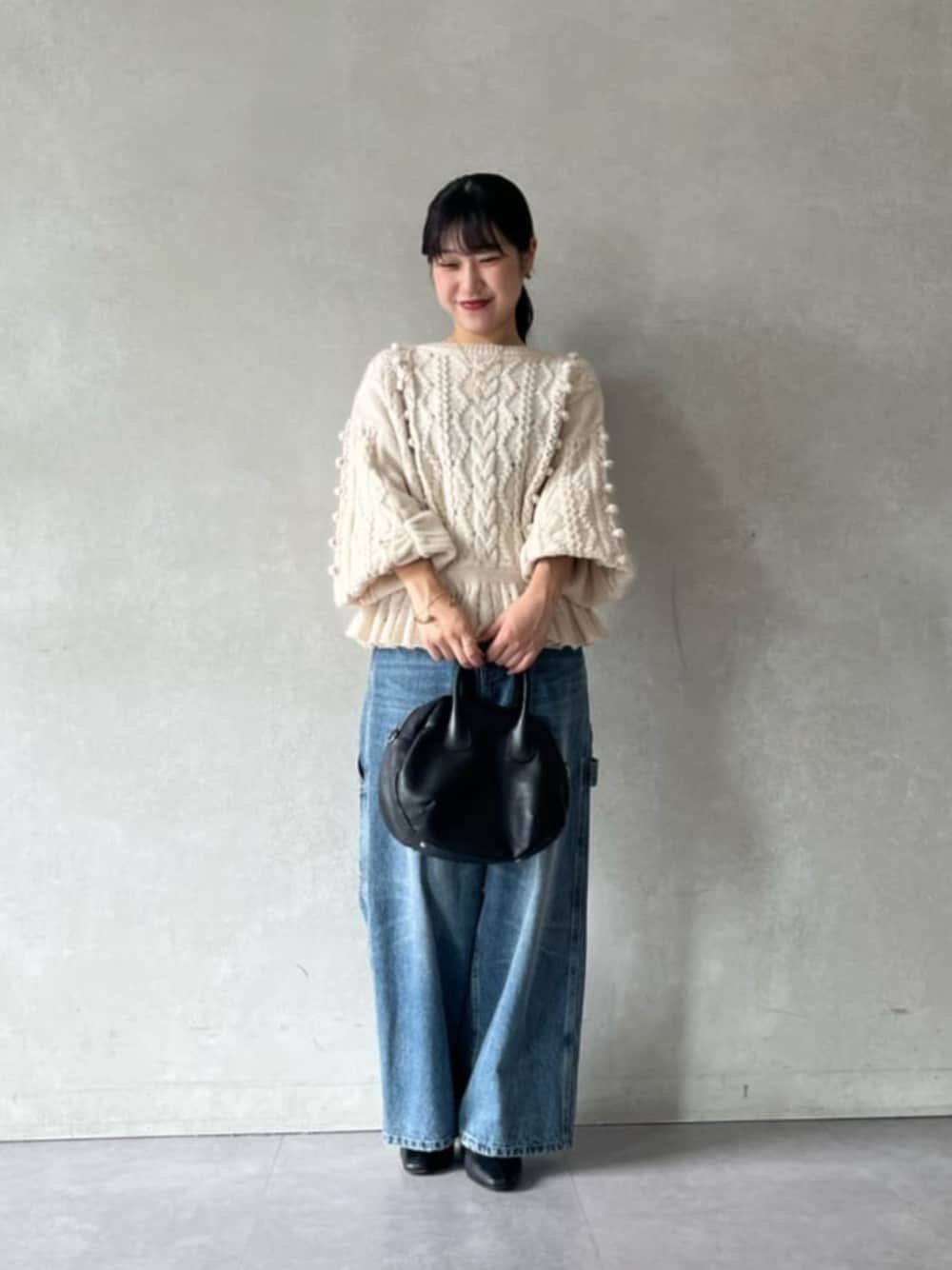 ブルー系のその他パンツ、ベージュ系のニット/セーターを着用したレディースの夏コーディネートの1枚目の写真