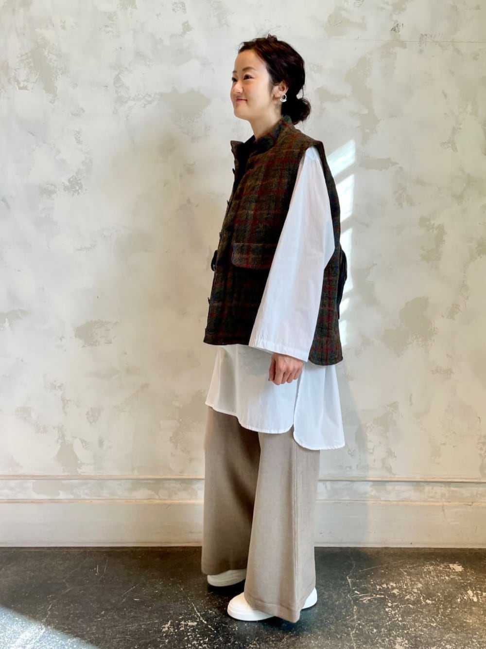 グレー系のジャケット/アウター、ホワイト系のシャツ/ブラウス、ベージュ系のその他パンツを着用したレディースの冬コーディネートの1枚目の写真