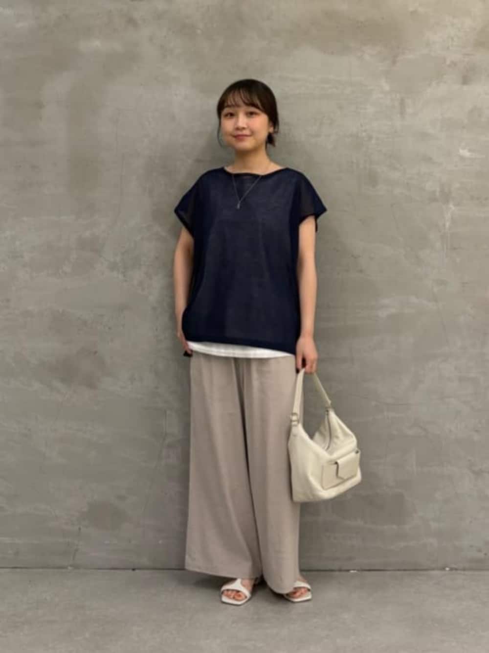 ホワイト系のトートバッグ、グレー系のその他パンツ、ブルー系のニット/セーターを着用したレディースの春コーディネートの1枚目の写真