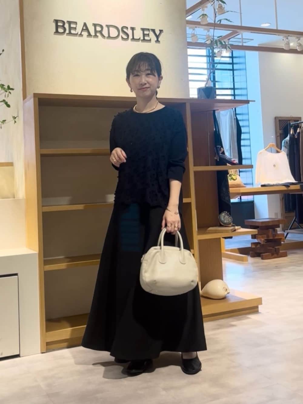 ブラック系のTシャツ/カットソー、ブラック系のスカートを着用したレディースの夏コーディネートの1枚目の写真