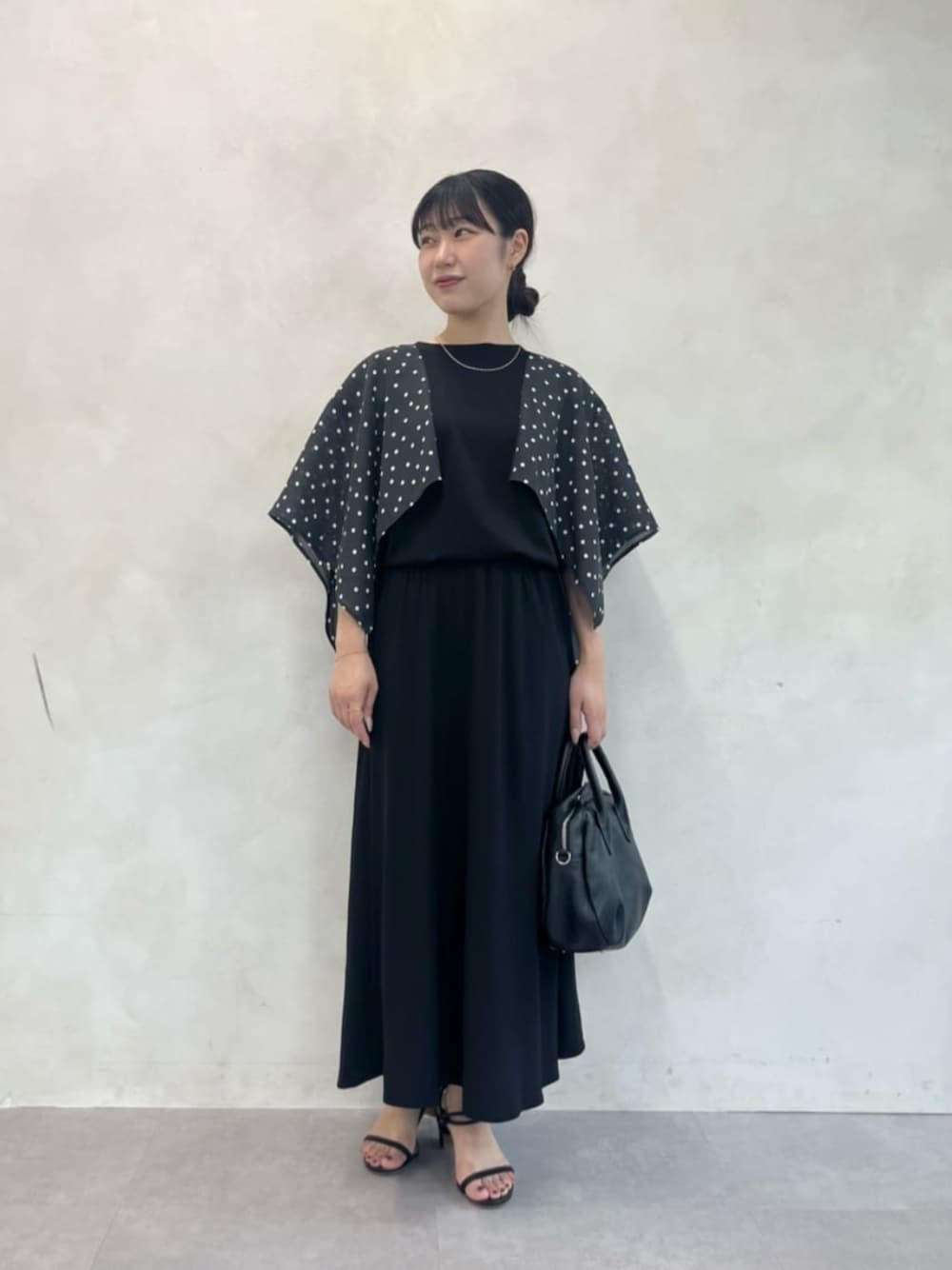 ブラック系のスカート、ブラック系のTシャツ/カットソーを着用したレディースの夏コーディネートの1枚目の写真