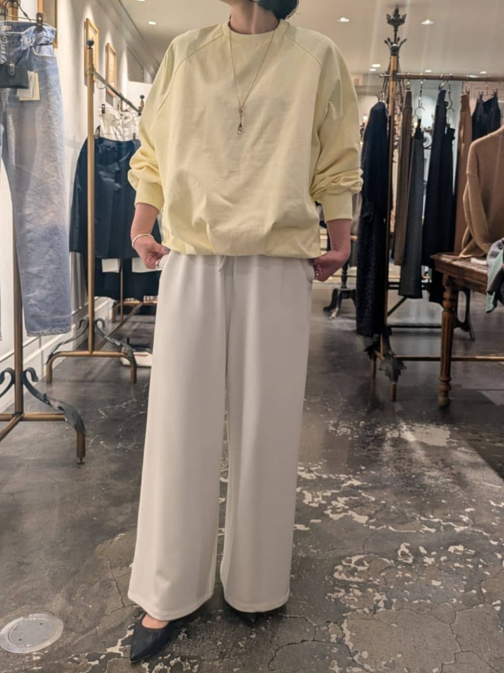 ホワイト系のその他パンツ、イエロー系のTシャツ/カットソーを着用したレディースの冬コーディネートの1枚目の写真