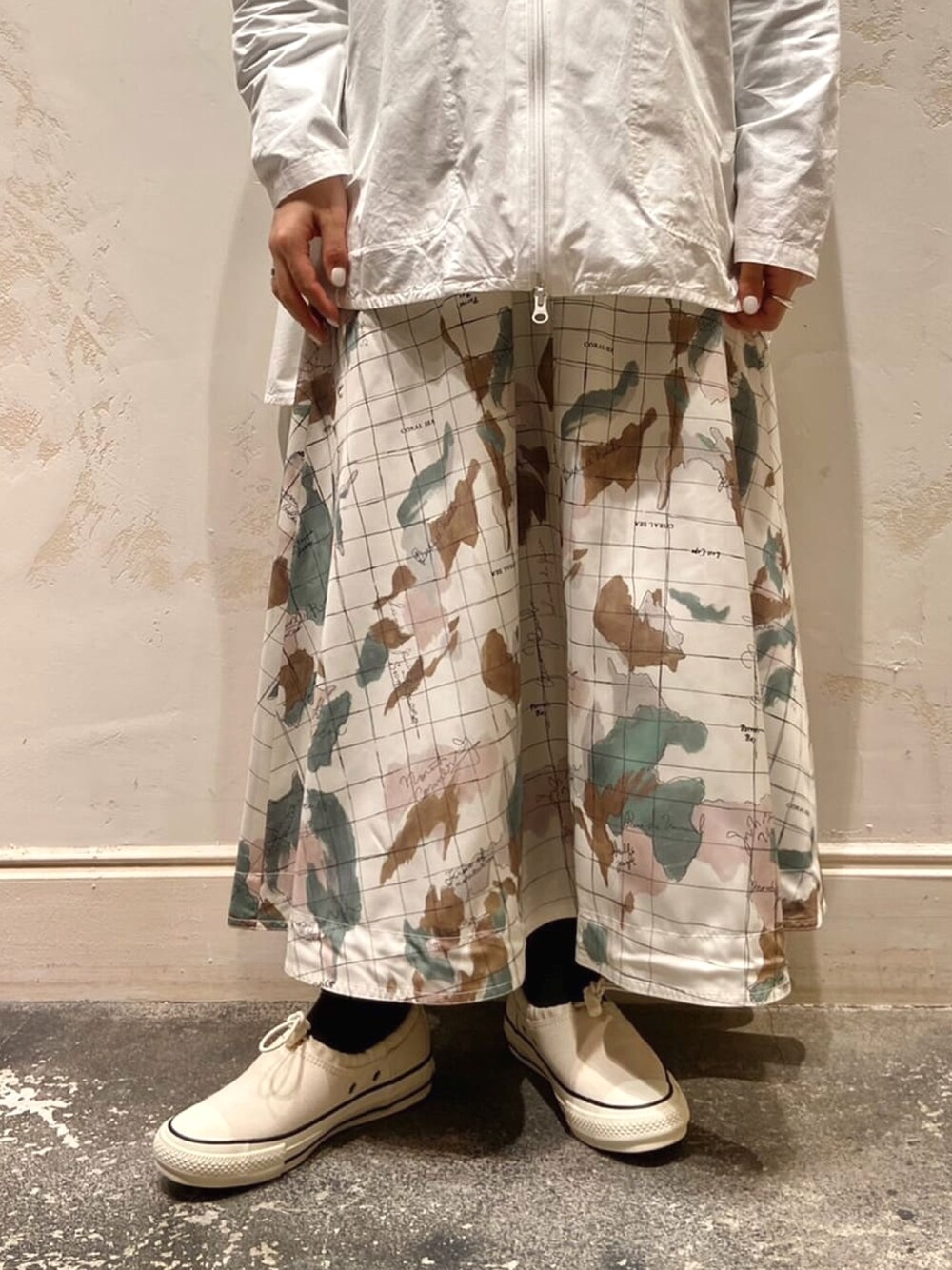 ホワイト系のスニーカー、ホワイト系のパーカー、ブルー系のTシャツ/カットソーを着用したレディースの春コーディネートの4枚目の写真