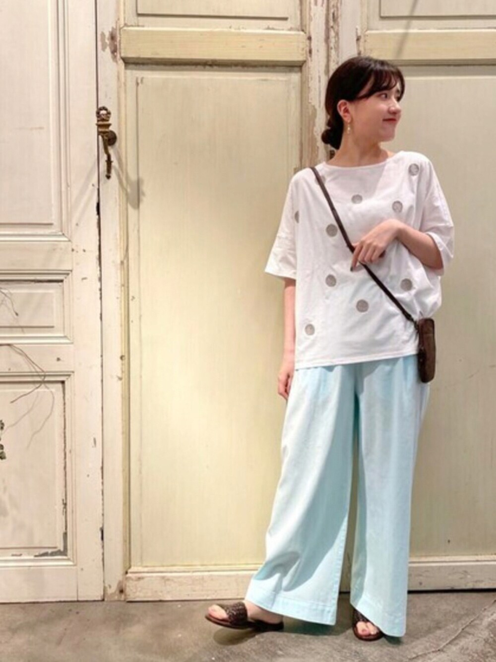 ホワイト系のTシャツ/カットソー、グリーン系のその他パンツ、イエロー系のトートバッグを着用したレディースの夏コーディネートの1枚目の写真