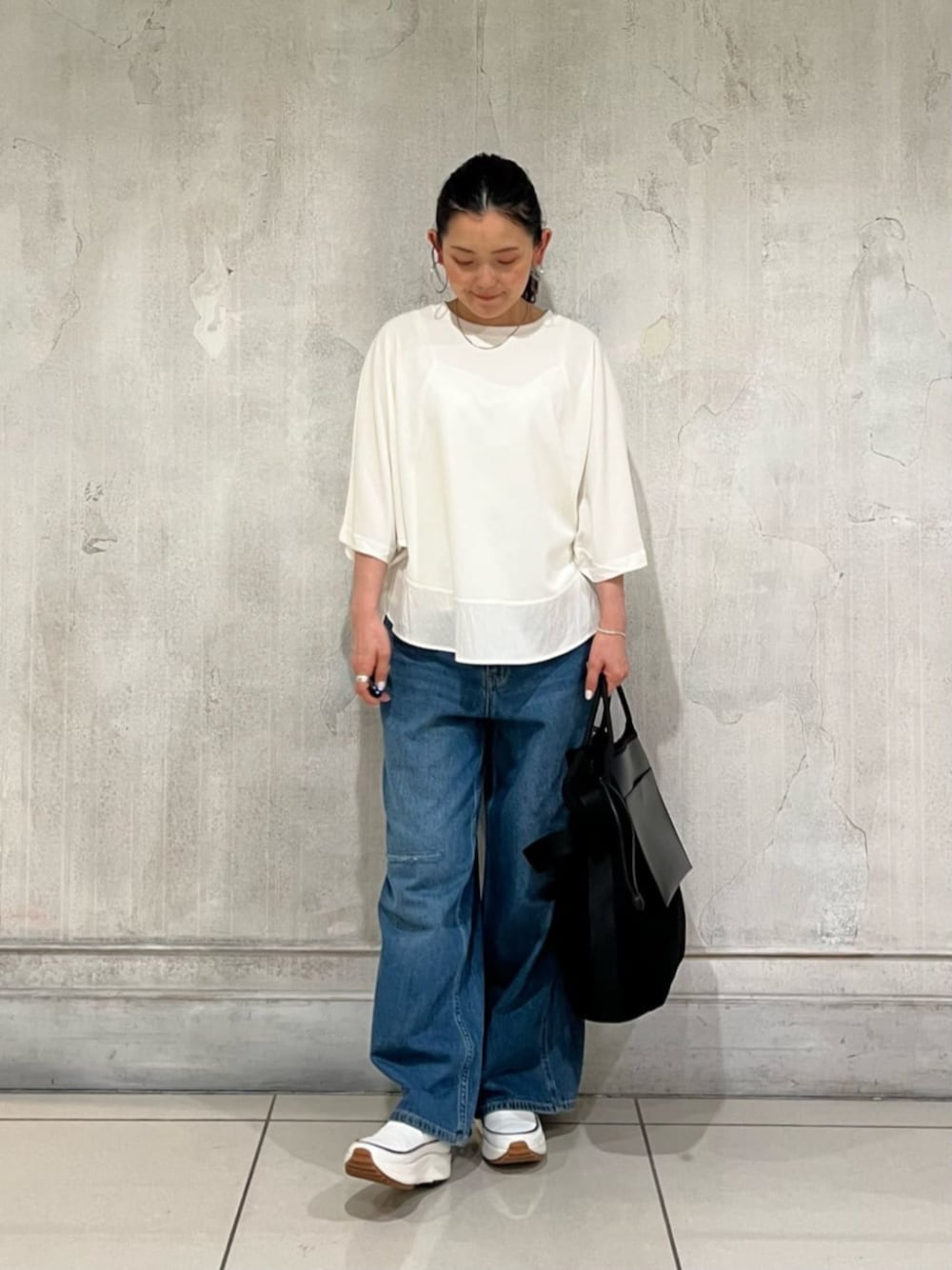 ブルー系のその他パンツ、ホワイト系のTシャツ/カットソー、ホワイト系のスニーカーを着用したレディースの春コーディネートの1枚目の写真