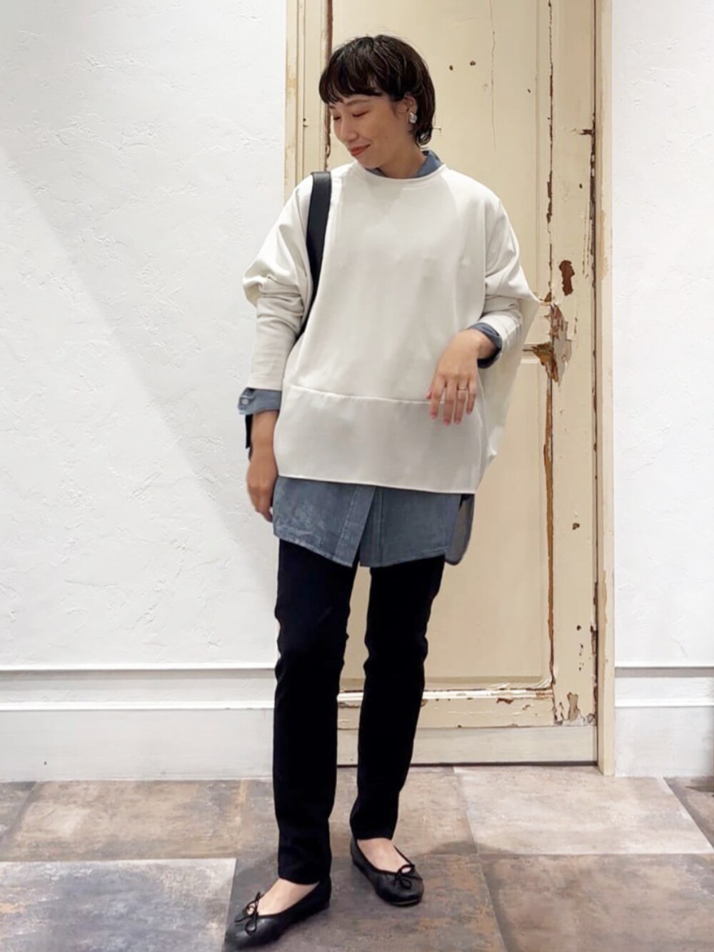 ブラック系のその他パンツ、ブルー系のシャツ/ブラウス、ホワイト系のTシャツ/カットソーを着用したレディースの夏コーディネートの1枚目の写真