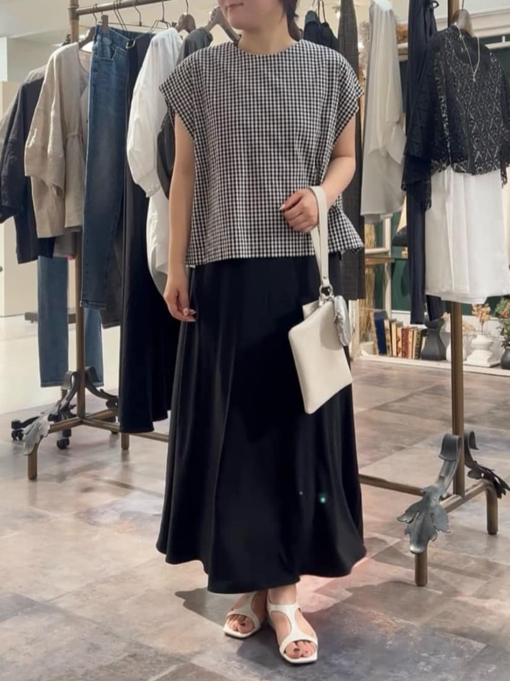 ブラック系のワンピースを着用したレディースの春コーディネートの1枚目の写真